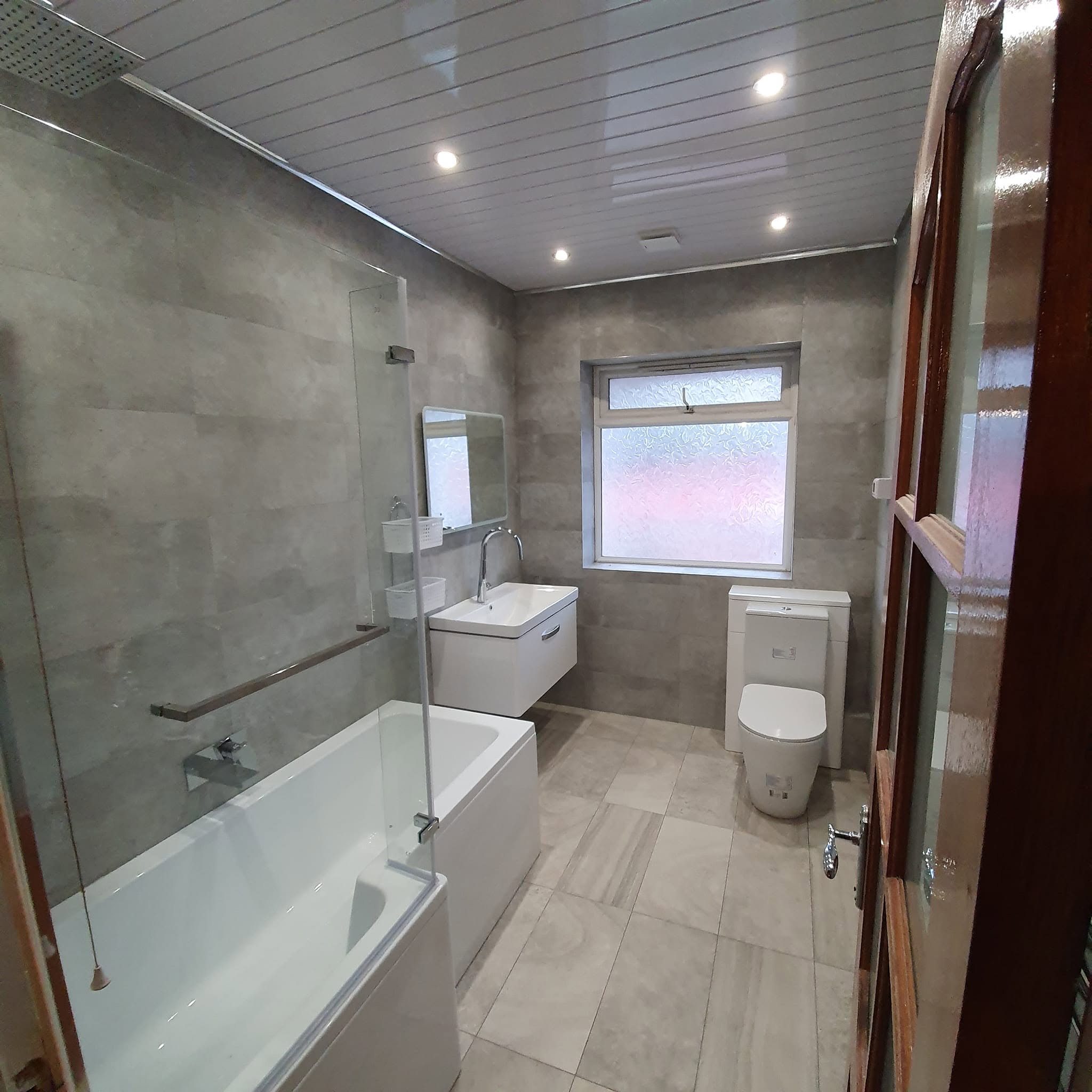 Bath Suite with Glass Shower Screen
