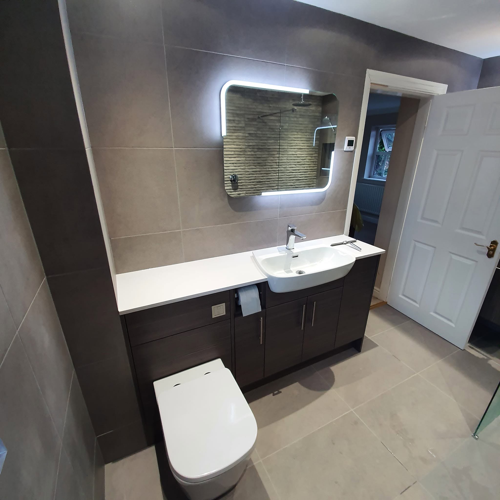 Luxury Freestanding Suite & Tiling