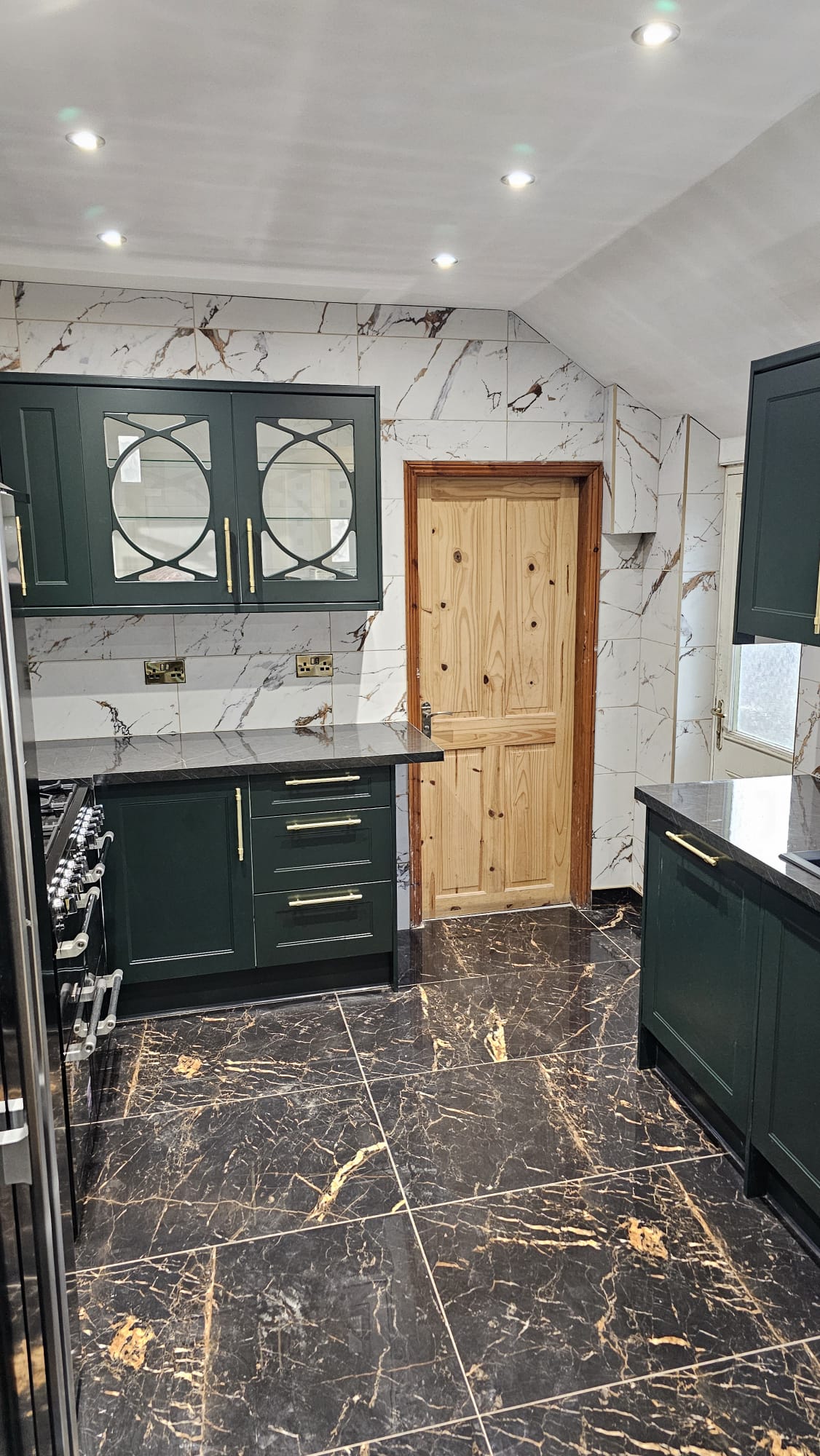 Kitchen Island & Breakfast Bar